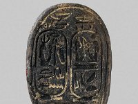 Aeg V 24 Unterseite  Aeg V 24, Rückseite, 19. Dynastie (Zeit Tausrets, 12. Jahrhundert v. Chr.), Skarabäus mit menschlichem Gesicht, Dunkle Fayence, L 9,4 cm, B 6,5 cm, H 4,2 cm